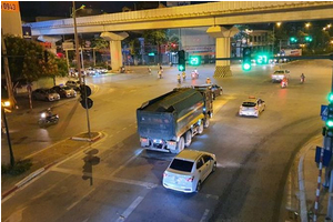 Đoàn xe quá tải chạy rầm rộ trên phố cấm ở Hà Đông