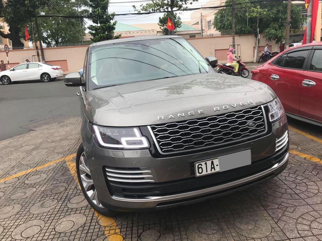 Doanh nhân Bình Dương là người đầu tiên nhận Land Rover Range Rover Autobiography 2018 trị giá 12 tỷ đồng - Ảnh 2 Doanh nhân Bình Dương là người đầu tiên nhận Land Rover Range Rover Autobiography 2018 trị giá 12 tỷ đồng - Ảnh 2