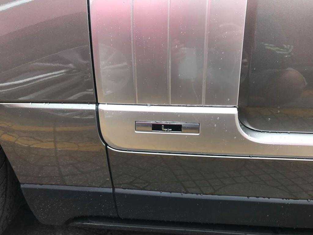 Doanh nhân Bình Dương là người đầu tiên nhận Land Rover Range Rover Autobiography 2018 trị giá 12 tỷ đồng - Ảnh 3 Doanh nhân Bình Dương là người đầu tiên nhận Land Rover Range Rover Autobiography 2018 trị giá 12 tỷ đồng - Ảnh 3