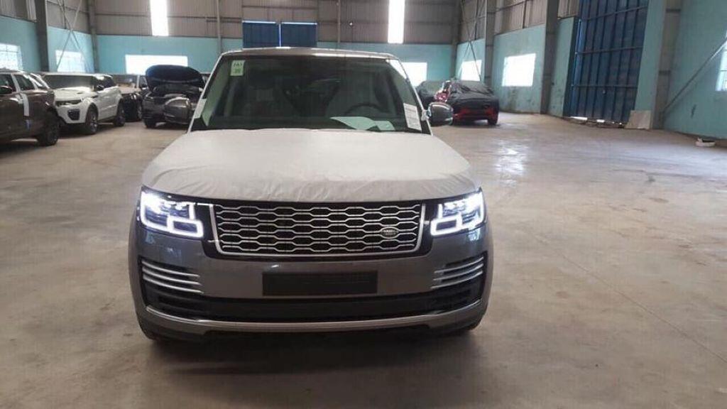 Doanh nhân Bình Dương là người đầu tiên nhận Land Rover Range Rover Autobiography 2018 trị giá 12 tỷ đồng - Ảnh 4 Doanh nhân Bình Dương là người đầu tiên nhận Land Rover Range Rover Autobiography 2018 trị giá 12 tỷ đồng - Ảnh 4