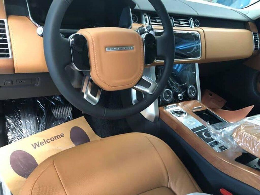 Doanh nhân Bình Dương là người đầu tiên nhận Land Rover Range Rover Autobiography 2018 trị giá 12 tỷ đồng - Ảnh 6 Doanh nhân Bình Dương là người đầu tiên nhận Land Rover Range Rover Autobiography 2018 trị giá 12 tỷ đồng - Ảnh 6