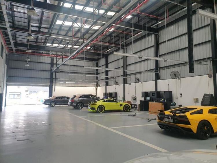 Doanh nhân Hoàng Kim Khánh sửa xe trăm tỷ, toàn xe xịn Doanh nhân Hoàng Kim Khánh là chủ nhân của chiếc xe điện, anh là chủ nhân của chiếc xe này