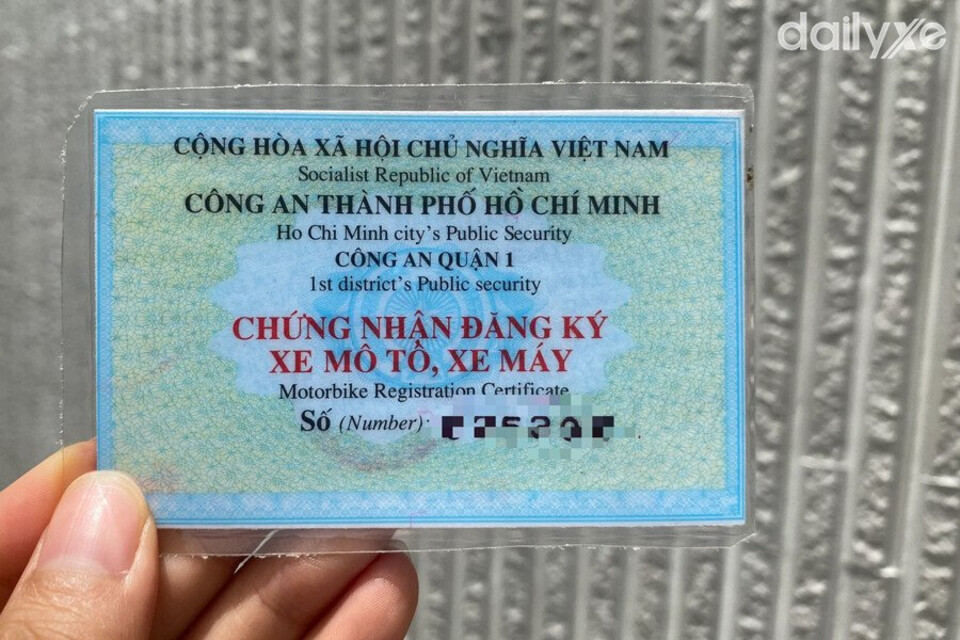 Nhận giấy đăng kí xe từ cơ quan Công an