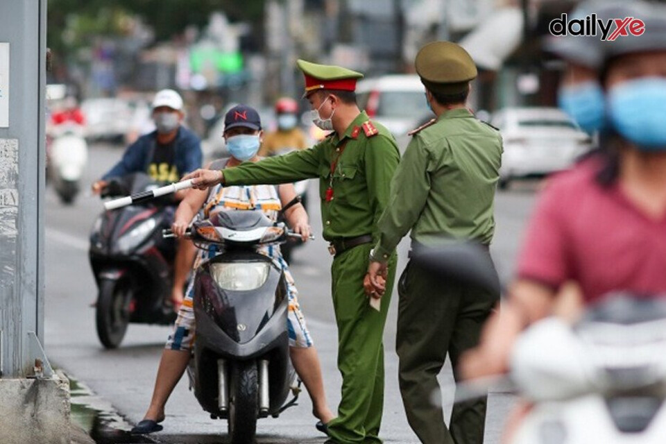 Xử phạt người điều khiển xe máy không đội mũ bảo hiểm