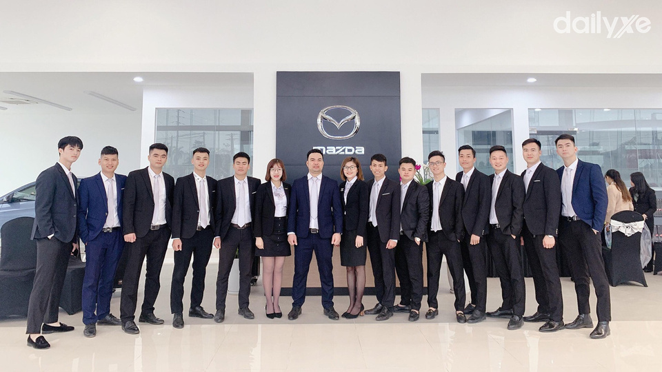 Đội ngũ nhân viên của Mazda Hưng Yên 