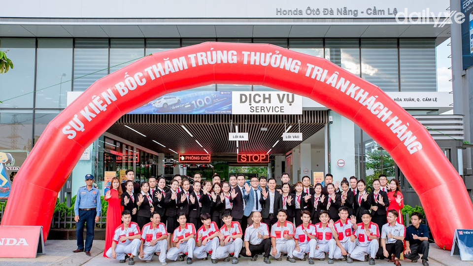 Đội ngũ nhân sự của showroom Honda Ôtô Cẩm Lệ