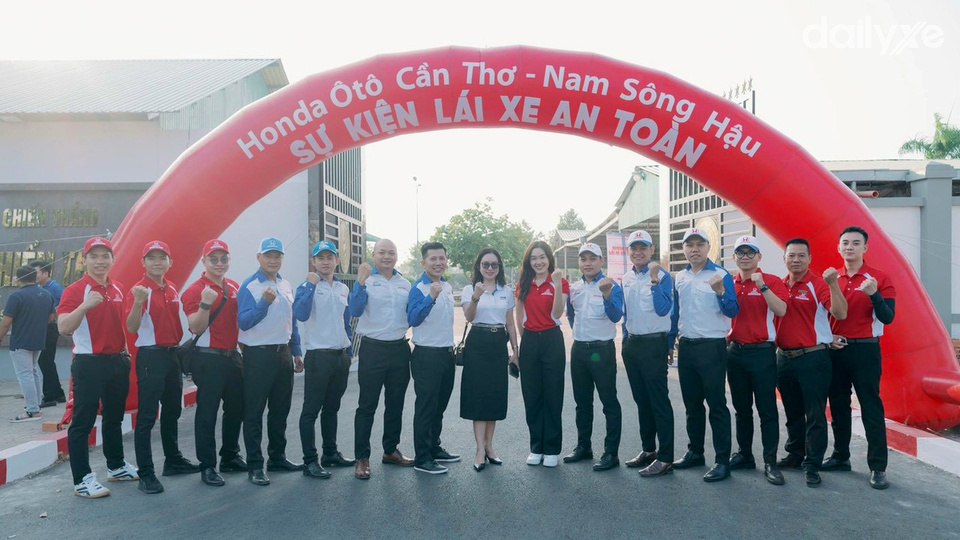 Đội ngũ nhân viên tại showroom Honda Ôtô Cần Thơ