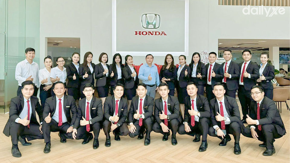 Đội ngũ nhân viên tại showroom Honda Ô tô Tân Bình