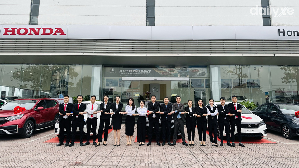 Đội ngũ nhân viên của showroom Honda Ôtô Hà Tĩnh