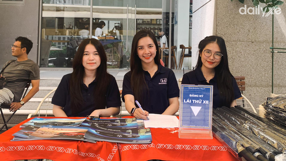 Đội ngũ nhân viên của showroom Honda Ô tô Quận 7