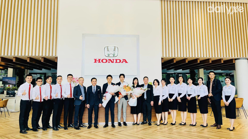 Đội ngũ nhân viên tại showroom Honda Ôtô Vinh