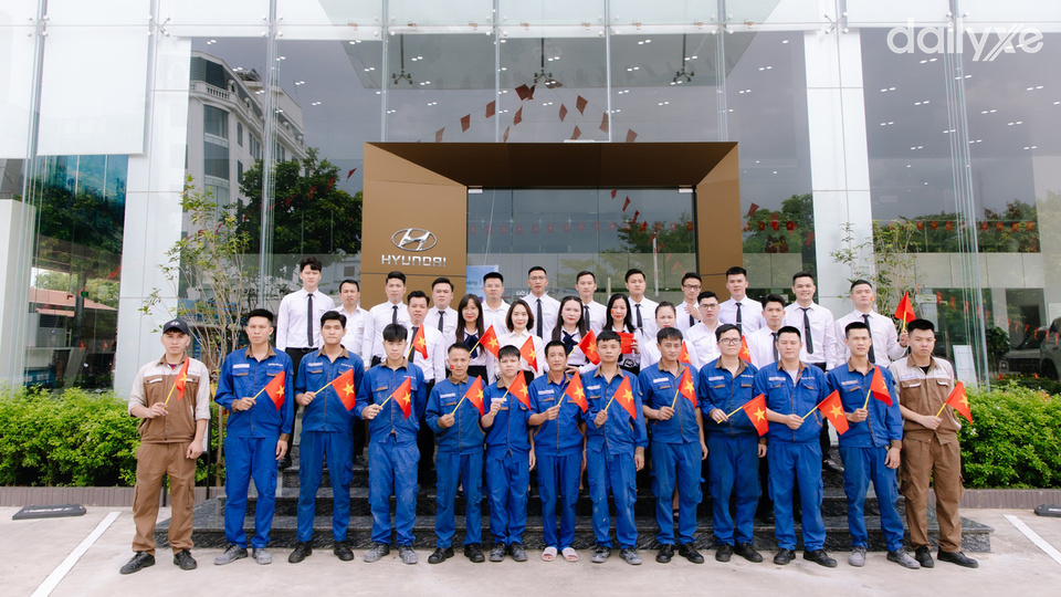 Đội ngũ nhân viên tại đại lý Hyundai Từ Sơn