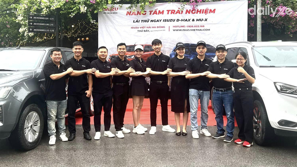 Đội ngũ tư vấn viên chuyên nghiệp của showroom Isuzu Hà Đông