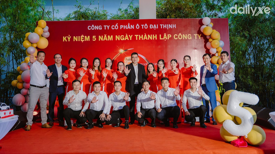 Đội ngũ nhân sự của showroom Isuzu Đại Thịnh