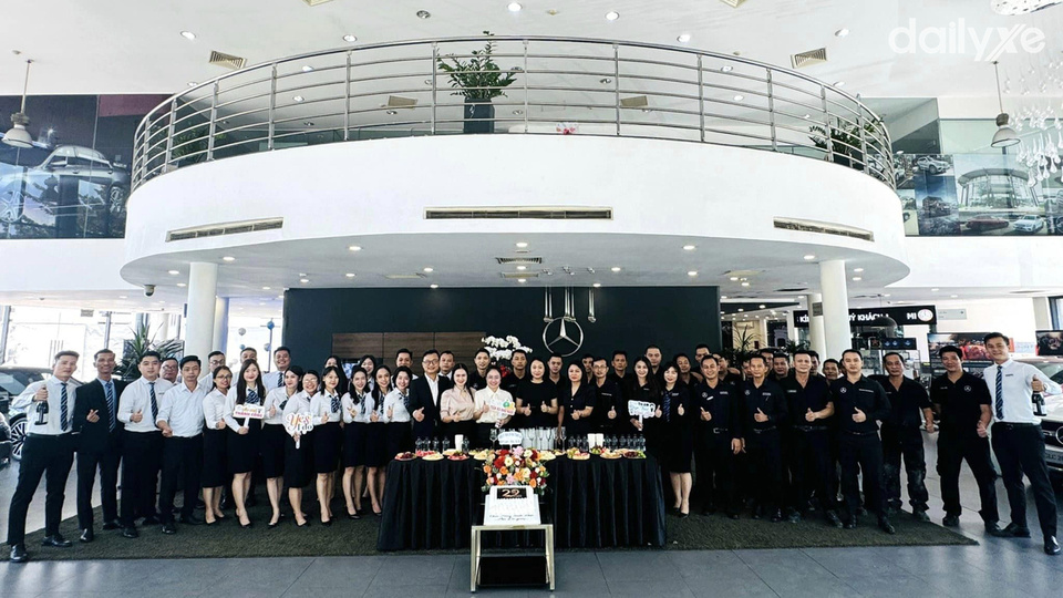 Đội ngũ nhân viên tại showroom Mercedes Đà Nẵng