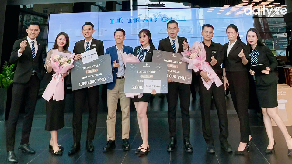 Đội ngũ nhân viên của đại lý Mercedes Miền Tây