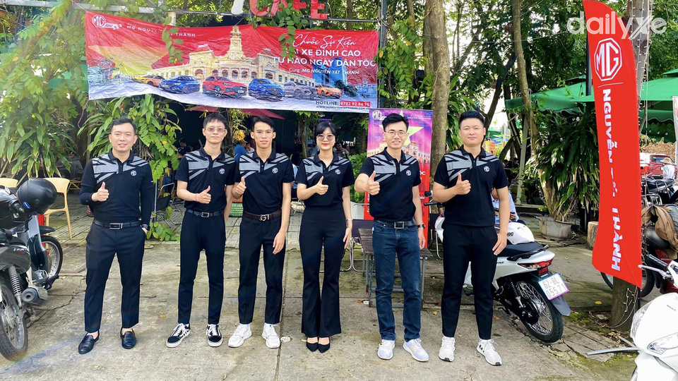 Đội ngũ nhân sự tại showroom MG Nguyễn Tất Thành