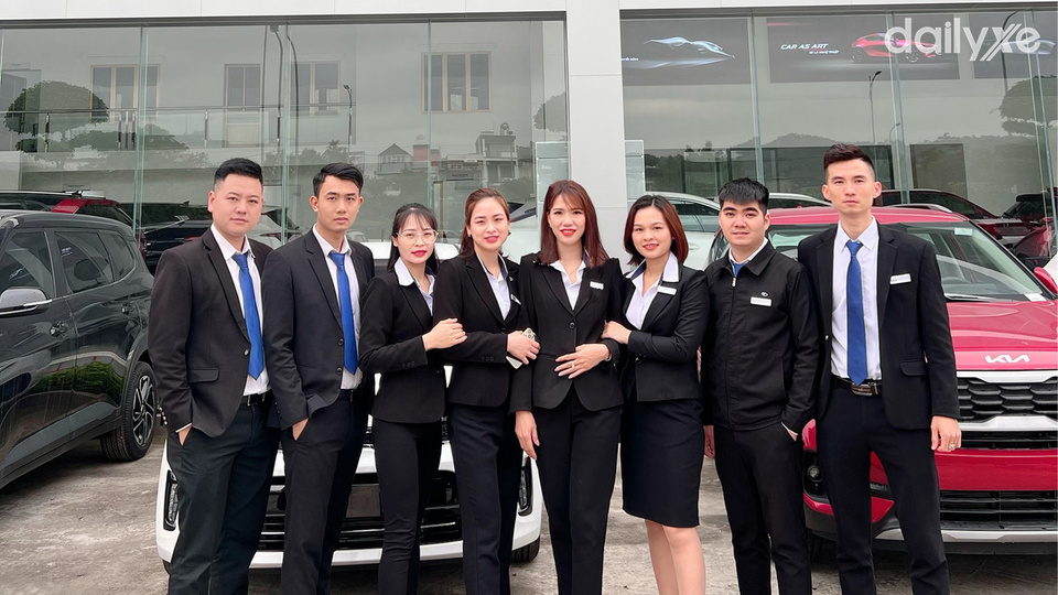 Đội ngũ nhân viên chuyên nghiệp tại showroom Mazda Chí Linh