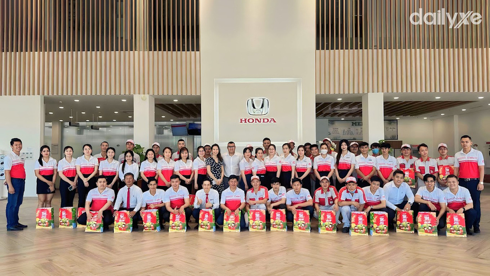 Đội ngũ nhân viên của showroom Honda Ôtô Long An – Tân An
