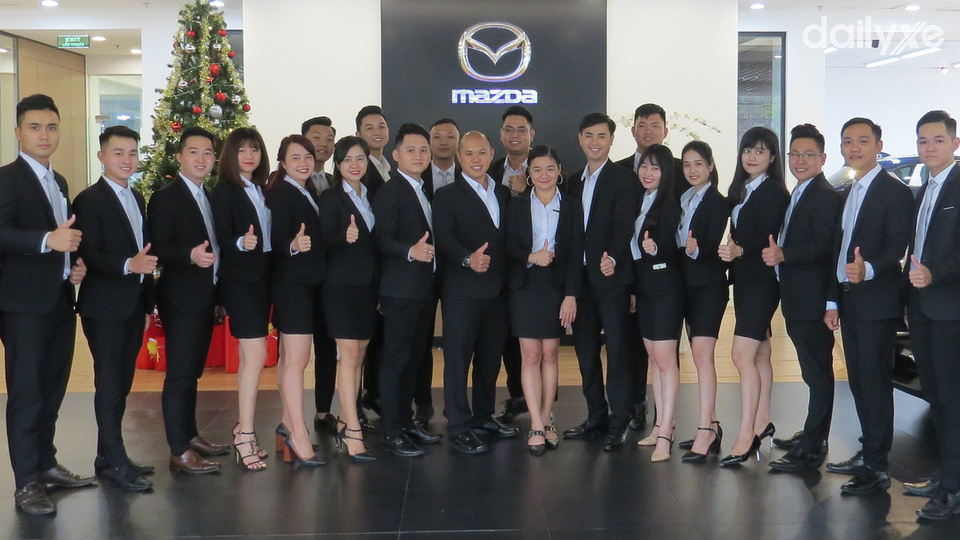 Đội ngũ nhân viên tại showroom Mazda Hà Tĩnh