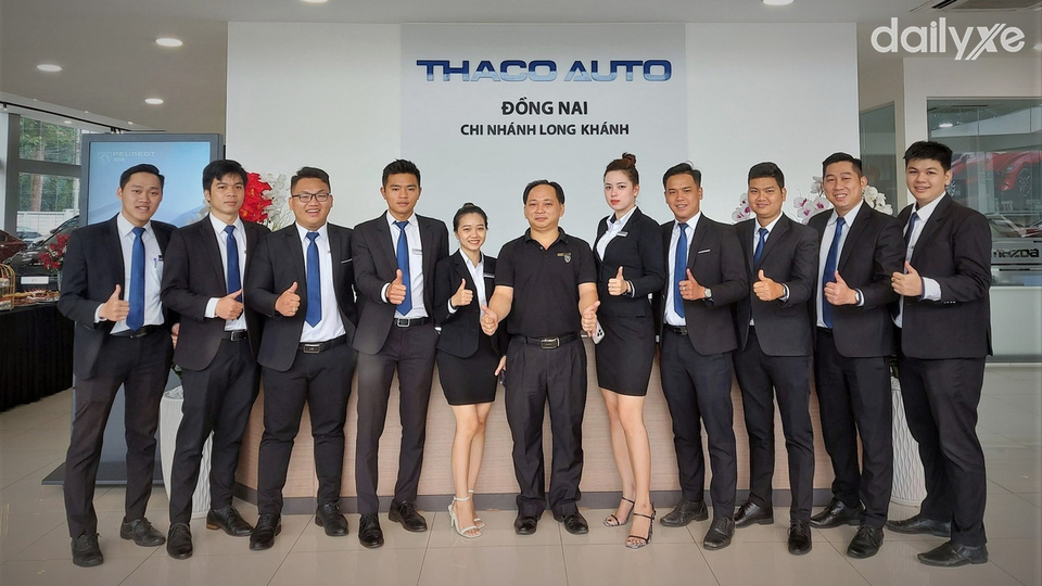Đội ngũ nhân viên tại đại lý Mazda Long Khánh