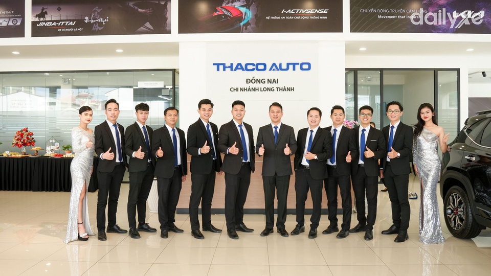 Đội ngũ nhân sự tại showroom Mazda Long Thành