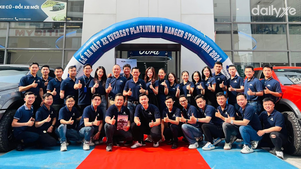 Đội ngũ nhân viên tại đại lý Ford Phổ Quang