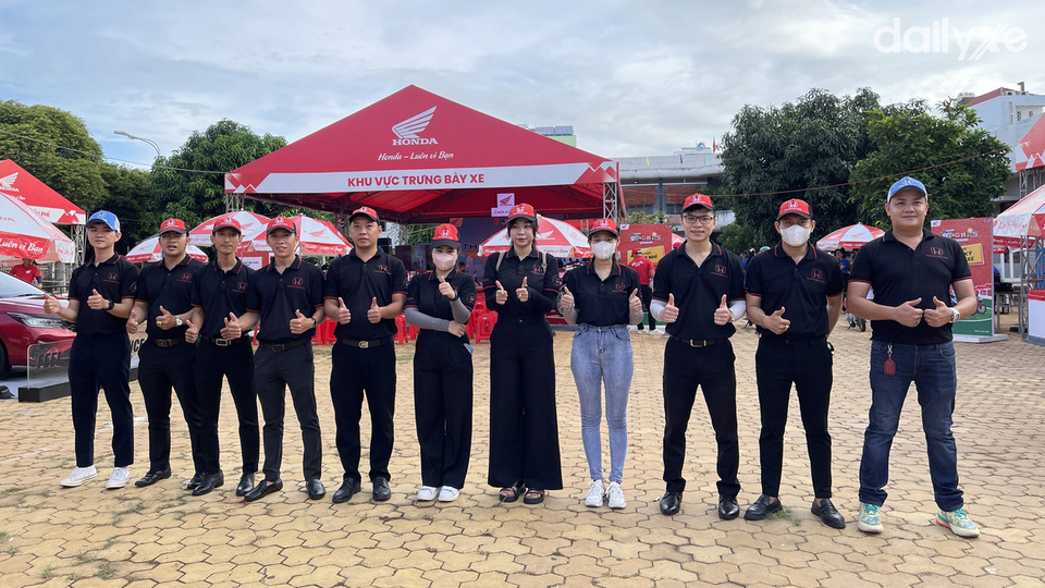 Đội ngũ nhân viên showroom Honda Ôtô Phan Thiết