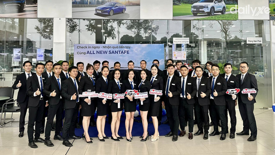 Đội ngũ nhân viên của đại lý Hyundai Long An