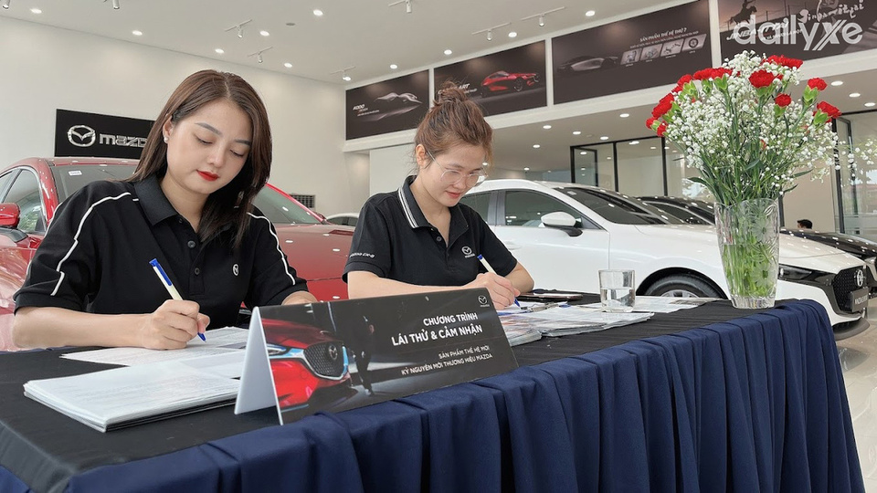 Đội ngũ nhân viên chuyên nghiệp làm việc tại Mazda Từ Sơn