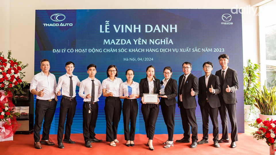 Đội ngũ nhân viên của Mazda Yên Nghĩa