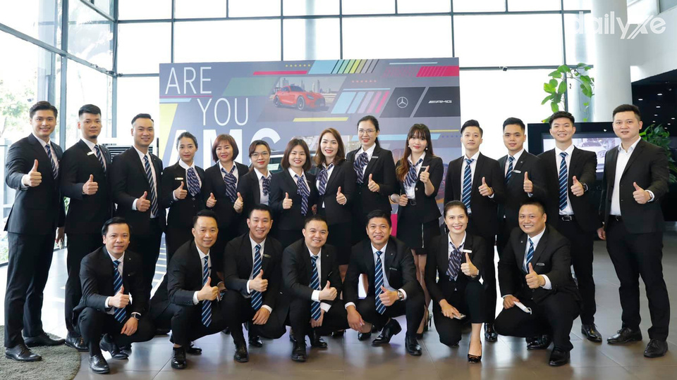 Đội ngũ nhân viên của showroom Mercedes Miền Nam