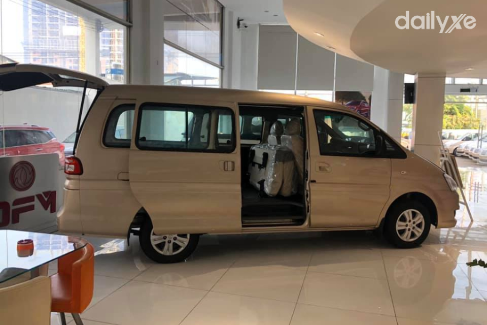 Cửa kéo bên hông thuận tiện cho việc lên xuống