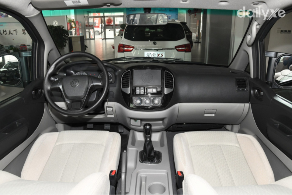 Khoang nội thất của Dongfeng M3 hướng đến sự thực dụng