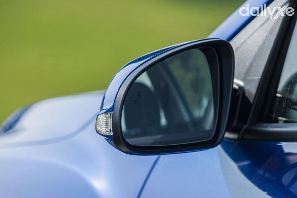 Chú ý quan sát gương chiếu hậu khi lùi xe