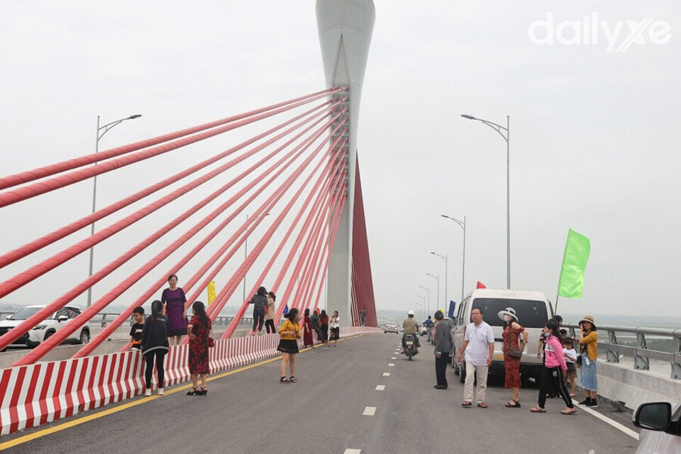 Dừng đỗ xe ô tô trên cầu sai quy định dễ gây tai nạn giao thông