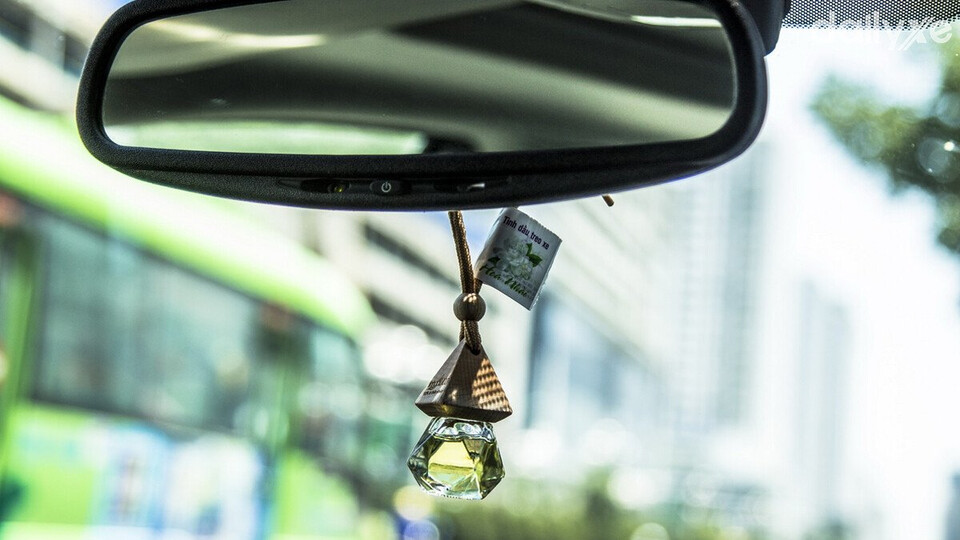 Treo tinh dầu chống chuột vào xe