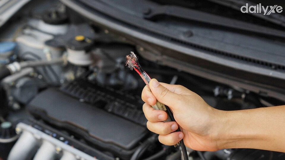 Hệ thống điện bị hư hỏng tiền ẩn cháy nổ ô tô