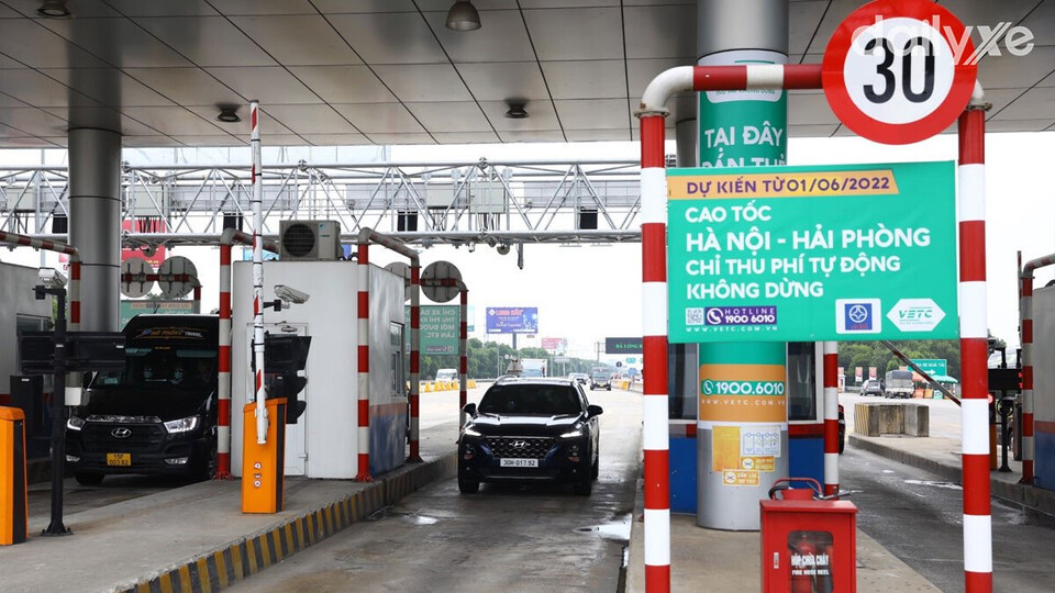 Khi vào trạm thu phí sẽ có biển báo giới hạn tốc độ tài xế chú ý duy trì tốc độ