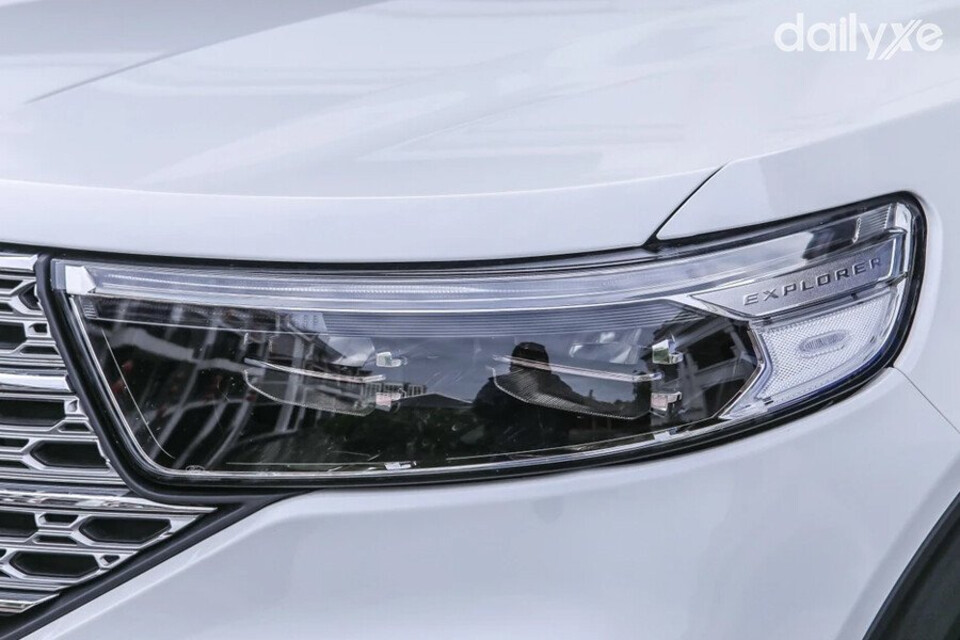 Ford Explorer trang bị cụm đèn trước LED