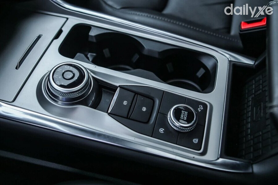 Explorer sử dụng cụm cần số kiểu núm xoay