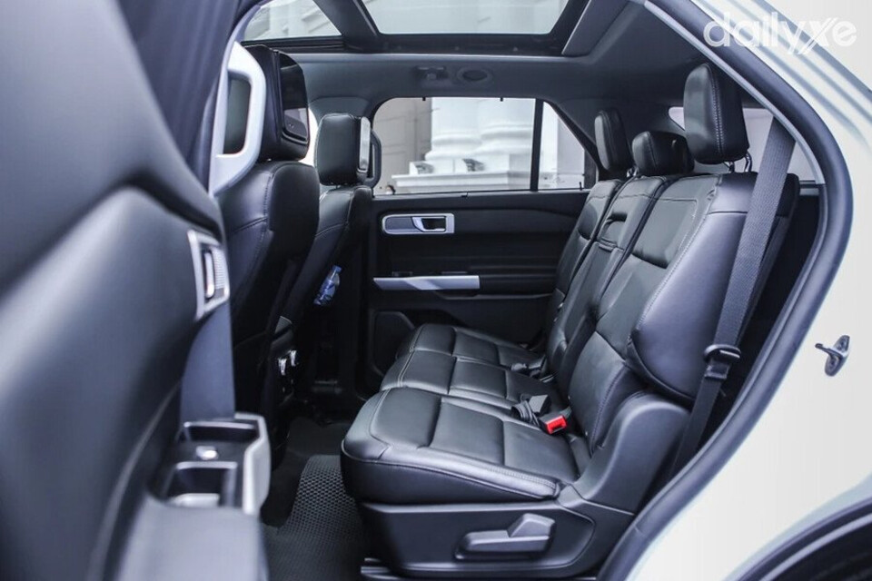 Ford Explorer hàng ghế rộng lớn bọc da cao cấp