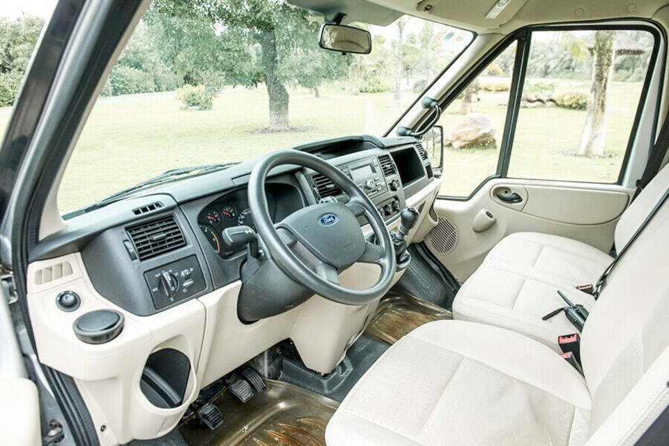 Nội thất Xe cứu thương Ford Transit Nội thất Xe cứu thương Ford Transit