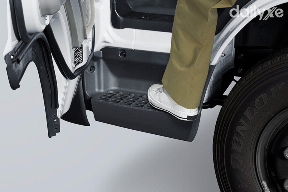 Bệ bước chân một bậc thuận tiện cho việc lên xuống