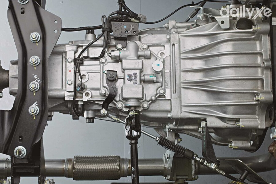 Sử dụng loại hộp số Mitsubishi Fuso M036S6 bao gồm 06 số tiến và 01 số lùi