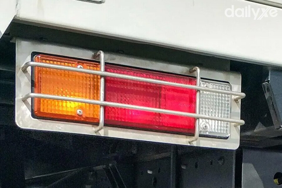 Đèn chiếu hậu được đặt dưới góc thùng