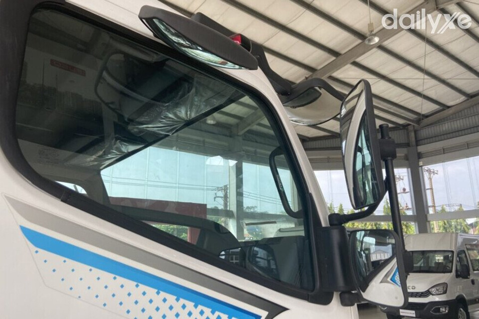 Gương chiếu hậu đặt trên nóc cabin ít bắt gặp trên các dòng xe tải