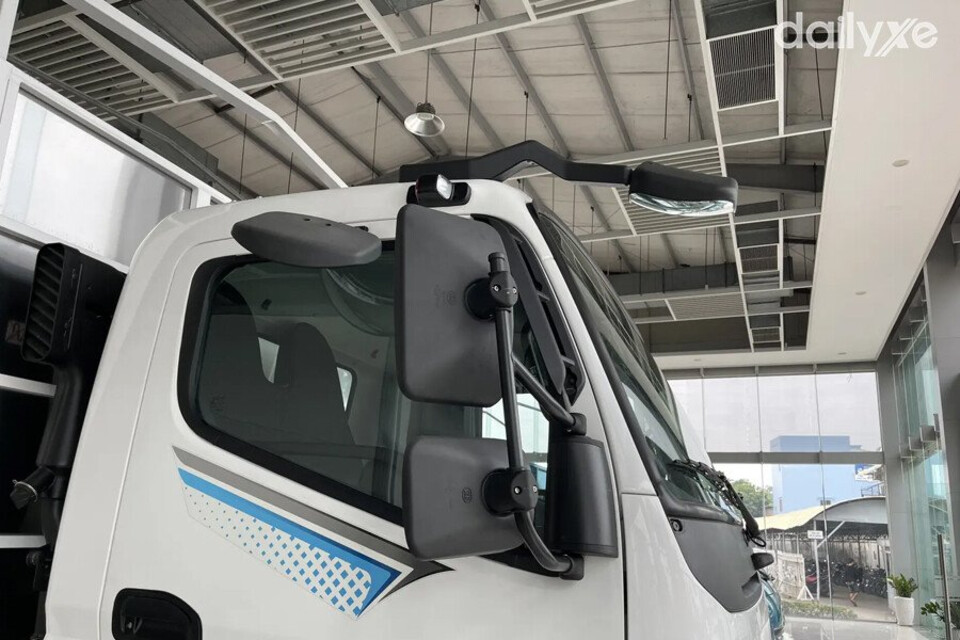 Gương chiếu hậu bản kép cùng gương cầu lồi được gắn trên nóc cabin