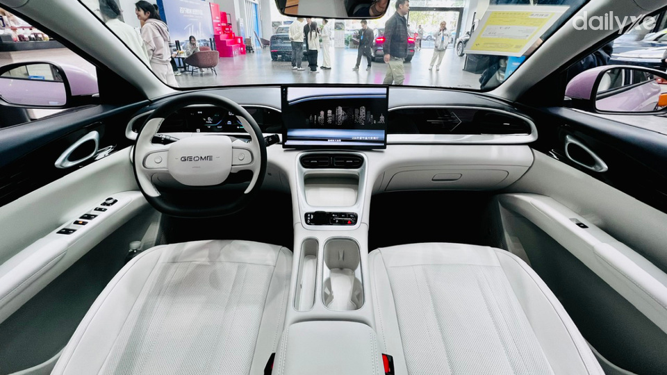 Khoang cabin của Geely EX2 theo phong cách tối giản