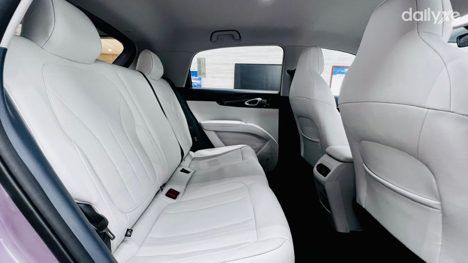 Hàng ghế sau rộng rãi